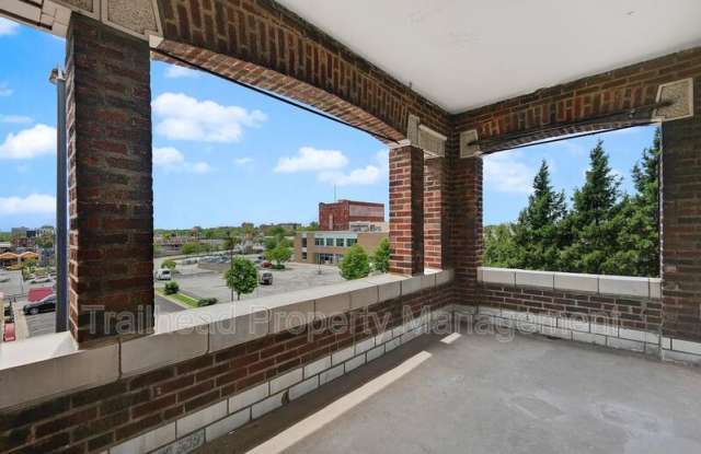 Photo of 30 E Linwood