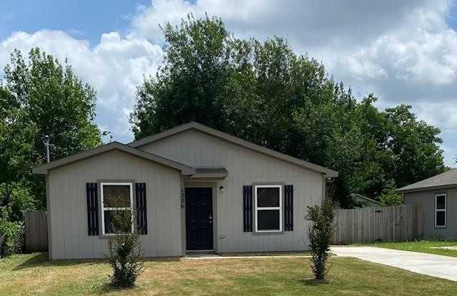 1206 N Brazos Avenue - 1206 North Brazos Avenue, Cleburne, TX 76031