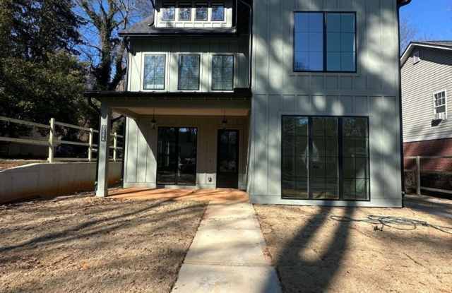 Room in 3 Bedroom Home at Plaza Ave SW