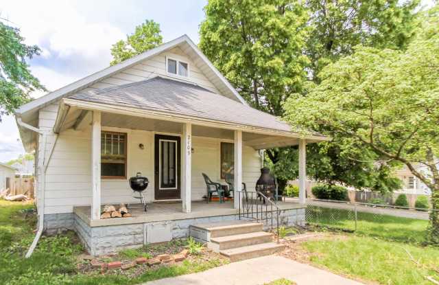 Photo of PRELEASING for AUGUST! Close to Campus