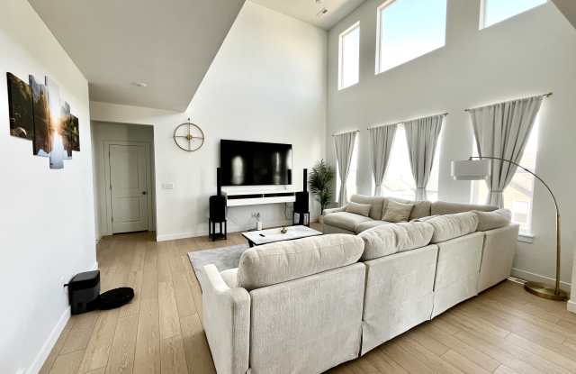 3232 South Hollow Way