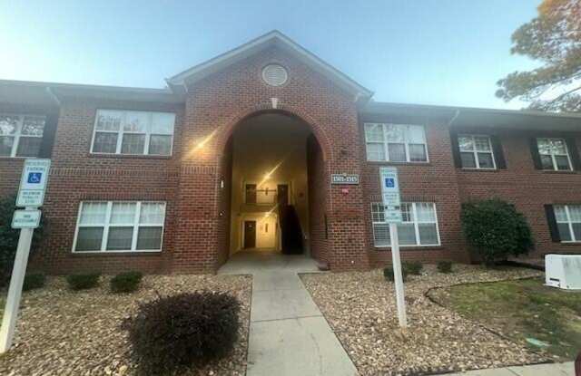 Great Condo in the heart of Clayton