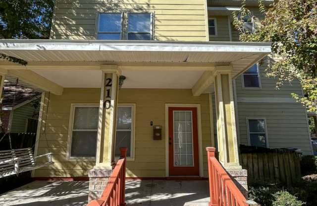 210 NW 10th St - Move in ready - 1ST MONTH FREE