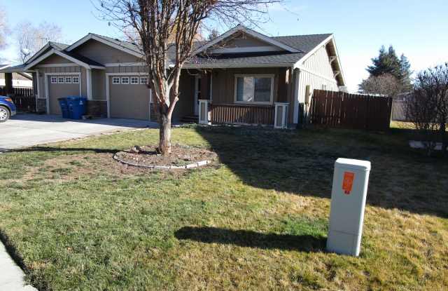*APPLICATIONS PENDING* Duplex Near Golf Course on Cul-de-sac in Prineville - Renter's Insurance Required