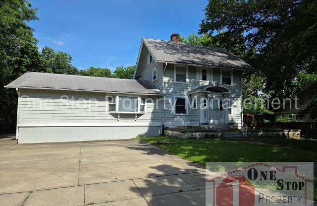 Beautiful Home with 4 Bedrooms, 2 Bathrooms and attached garage in Kansas City, Missouri