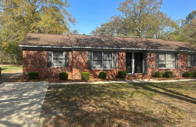 Pet Friendly 2 Bedroom, 1 Bath Duplex Located in the Center of Wilmington