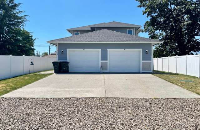 Beautiful 3 Bedroom Duplex with Garage!
