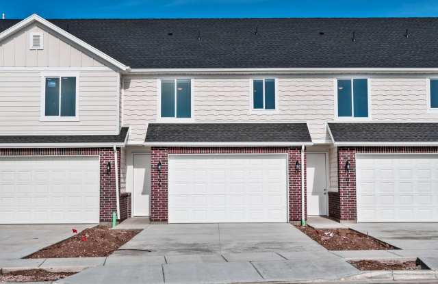 Beautiful 3 Bed, 2.5 Bath Town Home Located in the Sycamore Place Community in West Haven! Available on April 22nd!