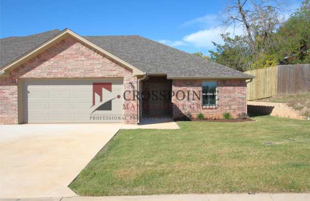 Beautiful 3 Bedroom 2 Bathroom Townhouse in South Tyler! Now offering 1/2 OFF FIRST FULL MONTHS RENT!