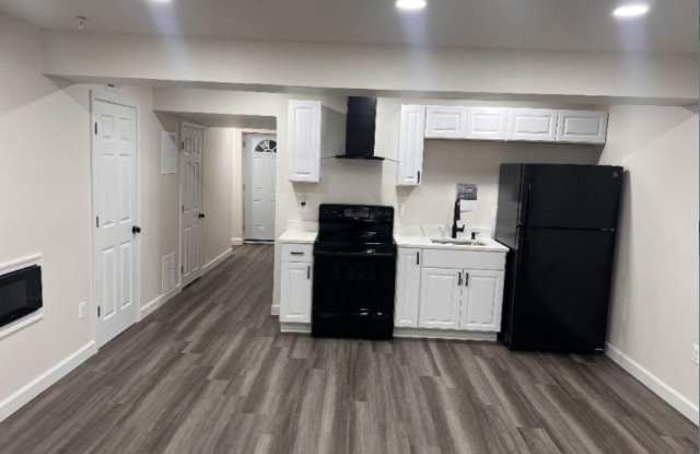 353 DALEVIEW Drive unit: Basement