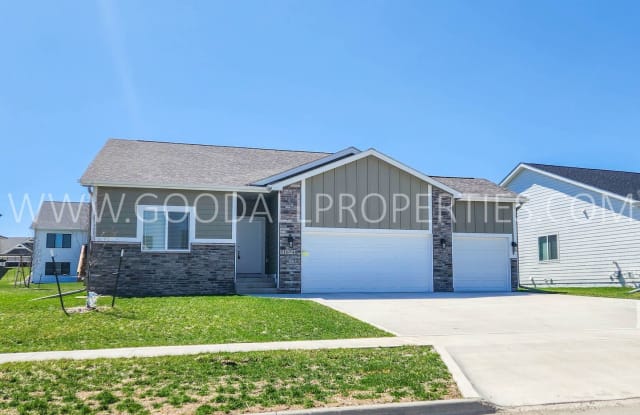 16748 Wilden Dr - 16748 Wilden Drive, Clive, IA 50325