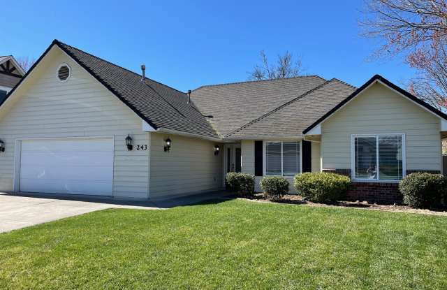 Stunning 3 Bedroom 2 Bath Home- Located in Friendly Central Point-Over 1600 Sq. Ft.
