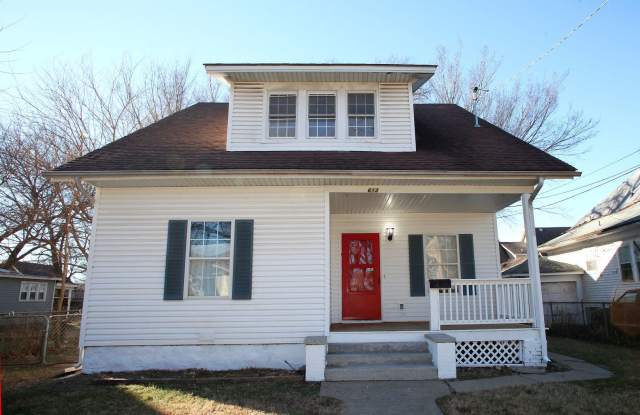 **Spacious 3 bed 2 bath w/ Fenced In Back Yard** - 613 South Main Avenue, Springfield, MO 65806