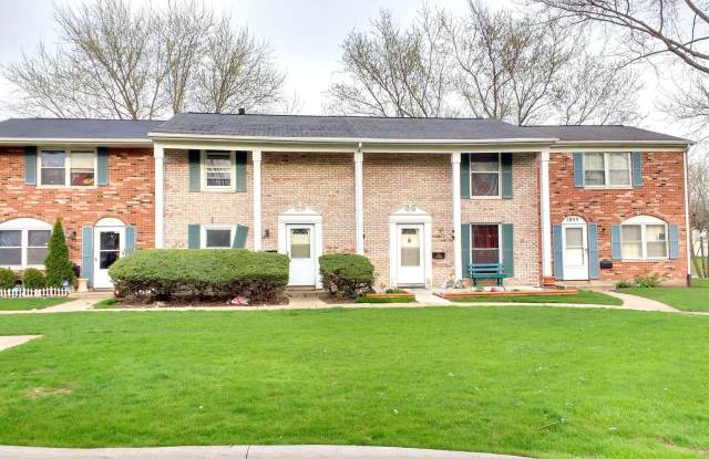 Cozy Townhome Available right away for living!! - 1851 McKool Avenue, Streamwood, IL 60107