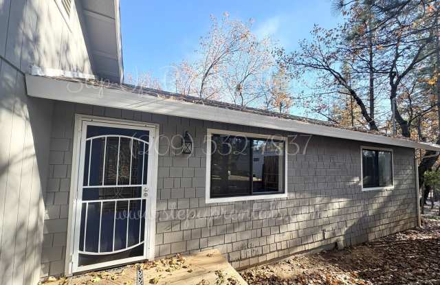 Cozy 3-Bedroom 2-Bath Retreat Nestled in the Trees!