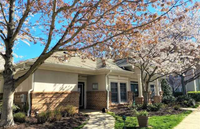 Beautiful 2 Bed 2 Bath Condo In Popular Oak Park Community - Water Included!