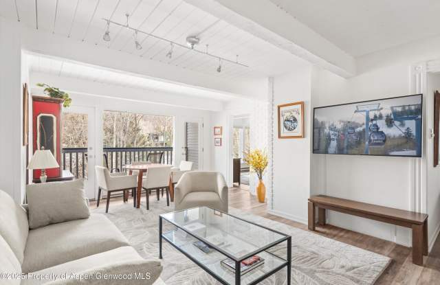 Photo of 916 E Hopkins Avenue unit: 204