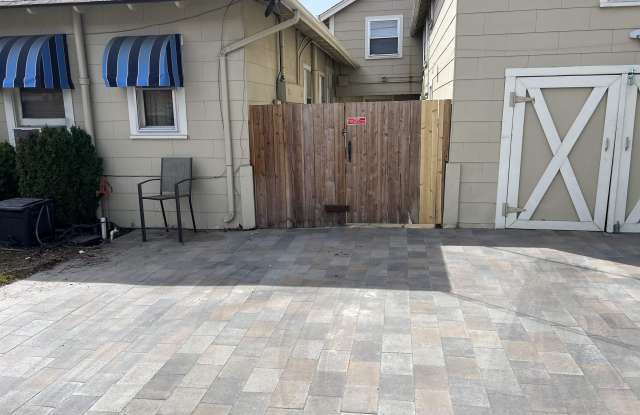 910 1/2 N Carson St