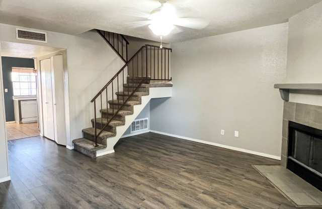 MOVE IN SPECIAL! Updated 2 Bed/2.5 Bath Townhome in Great West Phoenix Location