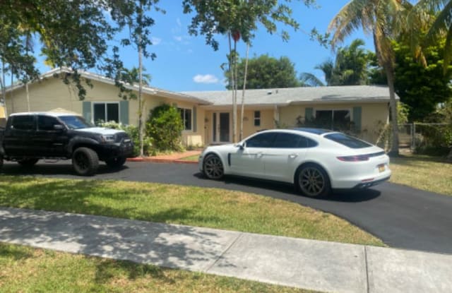 2701 SW 118 Ct - 2701 SW 118 Ct, Tamiami, FL 33175