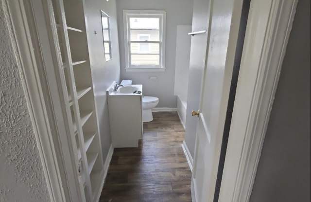 Photo of 2114 N Kenyon St - 1