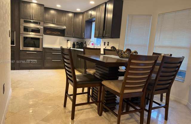 233 E Forest Oak Cir