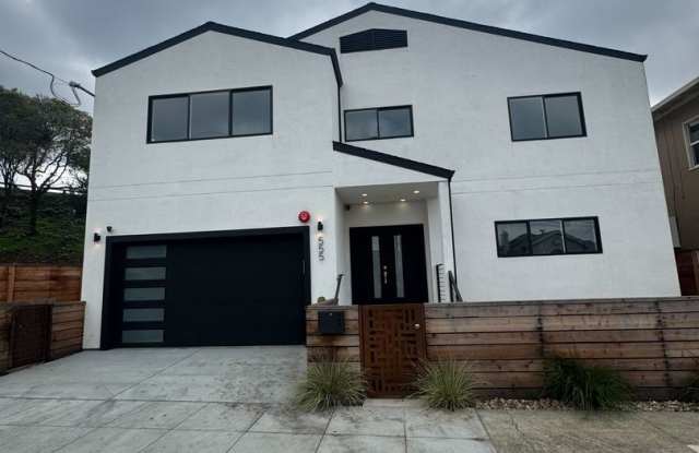 Bright  Spacious 4-Bedroom Home in Oakland!