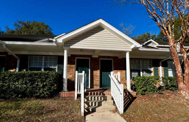 Gorgeous 3 BD 3 BA Townhome Located in Chase's Run!