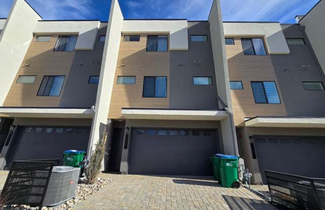 New Modern Fully Furnished Three-Story Townhome Near the Truckee River