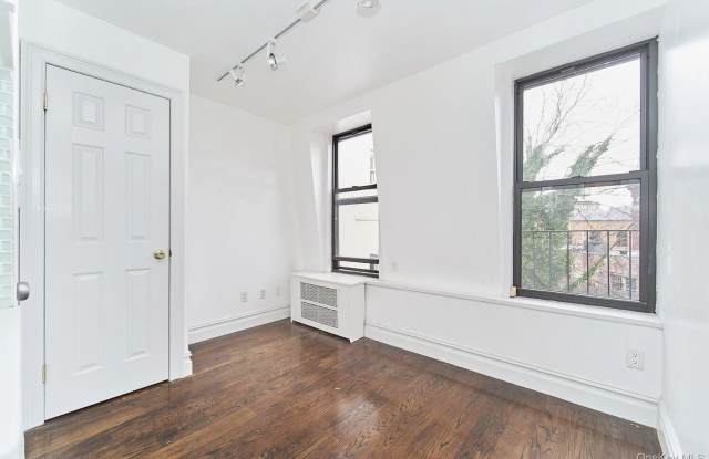 224 W 13TH Street