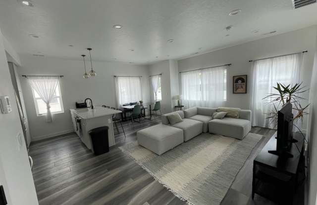 Stunning 2 Bed 2.5 Bath Townhome!