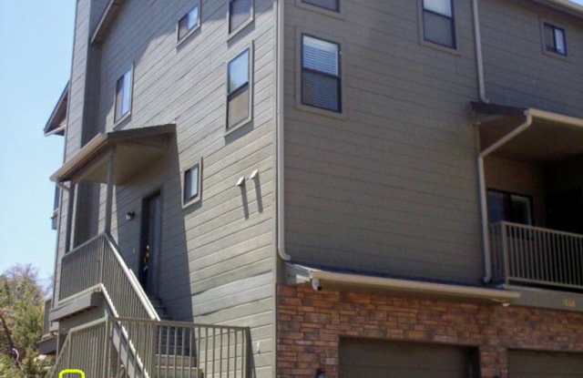 3 bed 3 bath Townhome in Boulder Park