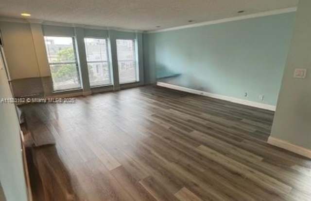 Photo of 3356 NE 33rd St