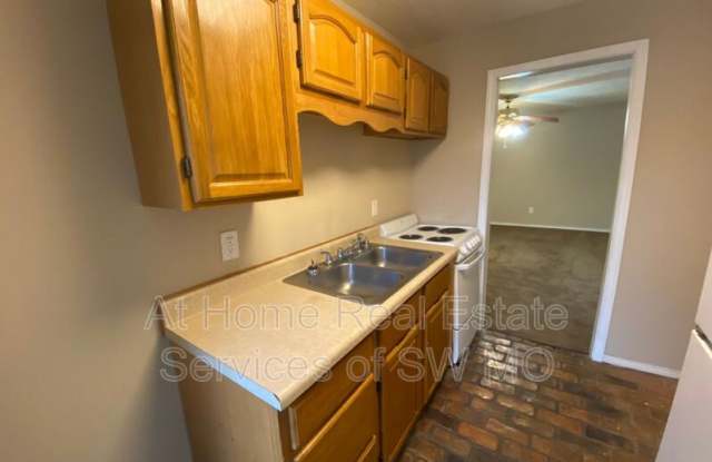 313 W Grand