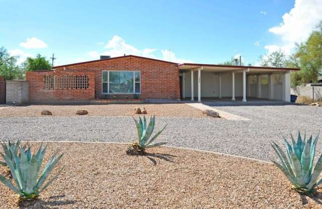 323 W Meadowbrook Drive