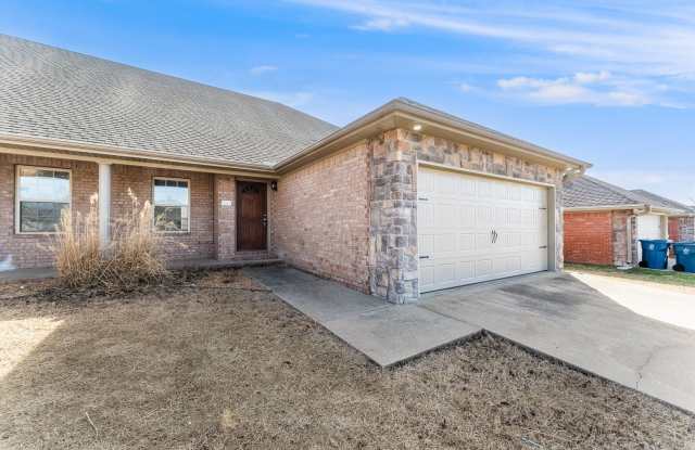 Introducing a spacious duplex with a great location in Bentonville, AR