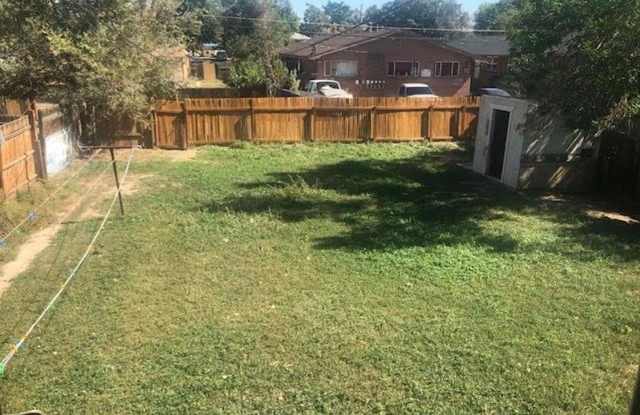 2 Bedroom 1 Bathroom in East Denver Available NOW!