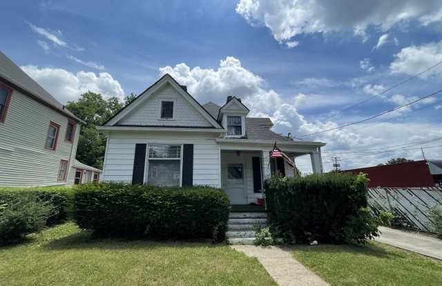 UK STUDENTS WELCOME! 5 Bedrooms, 2 Full Baths. UK CAMPUS ON WOODLAND AVE!