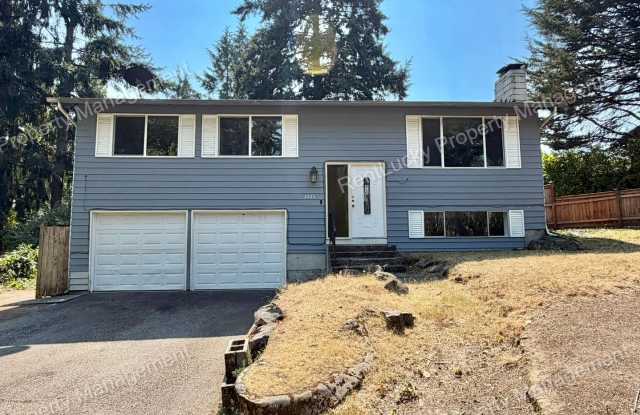 FANTASTIC 4 Bedroom, 2 Bath House in Federal Way with Large Backyard!