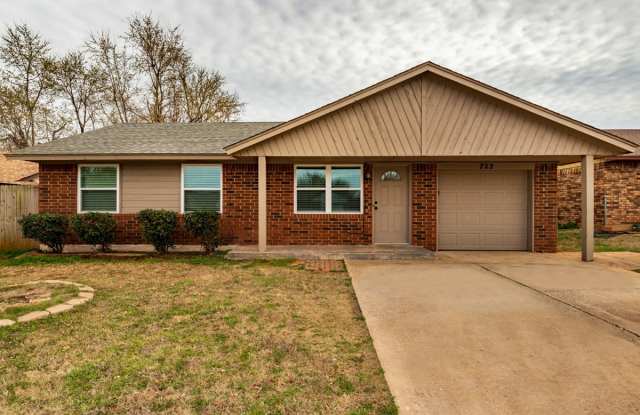 722 W Perry Dr - 722 West Perry Drive, Mustang, OK 73064