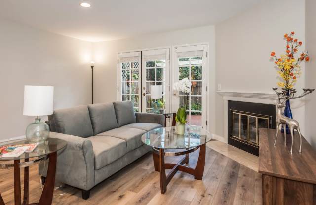 Spacious Downtown 2 bed/ 2.5 bath Condo - 2 blocks from Cottage!