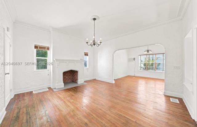 160 NE 44th St