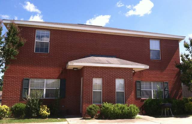Photo of 3bed/2bath duplex in Twin City for August!