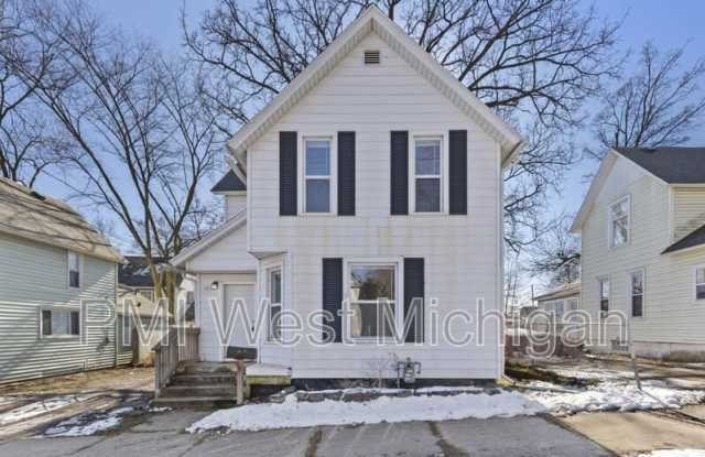 1038 3rd St NW