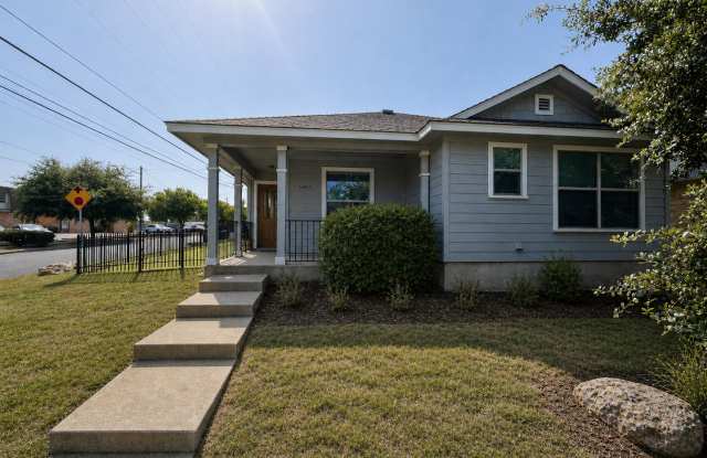 4 Bed House - North of UT Campus