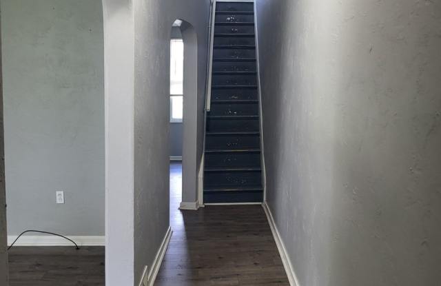 Photo of Spacious 2 bedroom in Mt Oliver! Available June 15th!