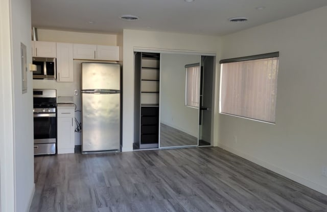 304 S La Peer Dr