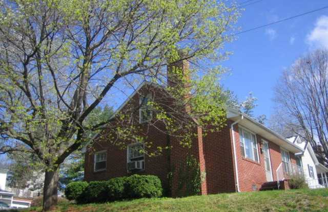 PENDING LEASE Charming 2 Bedroom House Downtown