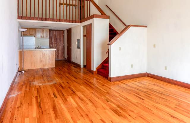 402 W Dayton St