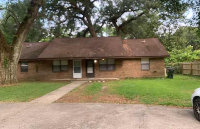 2 bed 1 bath duplex off E Nine Mile Rd